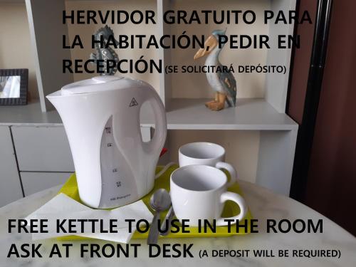 a white blender sitting on top of a counter at Hotel Arce in San Pedro del Pinatar