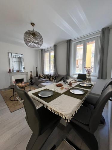 - un salon avec une table à manger et des chaises dans l'établissement Joli T2 central face a la plage, à Ajaccio