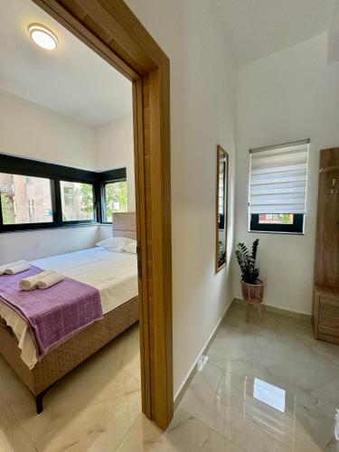 Ένα ή περισσότερα κρεβάτια σε δωμάτιο στο Harmony Garden Apartments