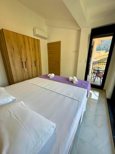 Ένα ή περισσότερα κρεβάτια σε δωμάτιο στο Harmony Garden Apartments