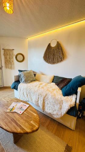 un salon avec un lit et une table dans l'établissement Appartement 2 à 4 personnes à 50m de la plage, à Lacanau-Océan
