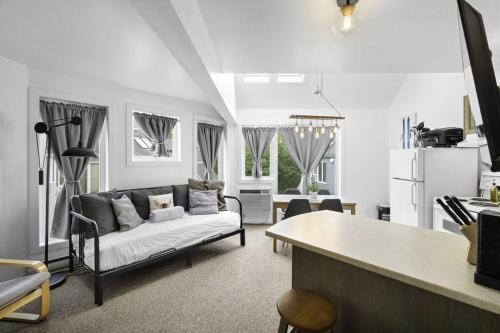 a living room with a couch and a table at Le Skieur in Mont-Tremblant