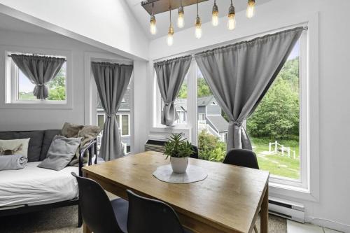 a living room with a table and a couch at Le Skieur in Mont-Tremblant