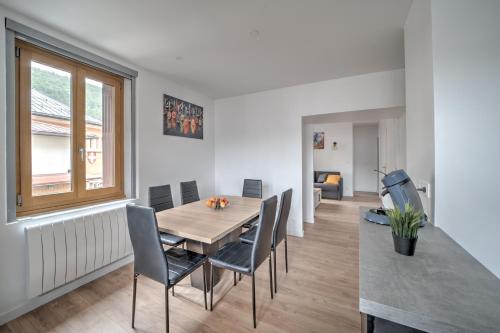 une salle à manger et un salon avec une table et des chaises dans l'établissement La Valserine - Station de ski accessible à pied, à Mijoux