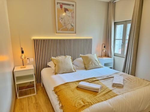 une chambre avec un lit avec deux serviettes dessus dans l'établissement Maison Beauval - Saint-Aignan Centre - 5 minutes du Zoo de Beauval, à Saint-Aignan