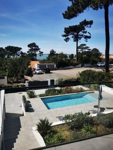 une piscine au milieu d'une cour dans l'établissement Appartement vue mer piscine, à La Teste-de-Buch