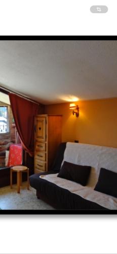 une chambre avec un lit et une commode dans l'établissement Studio Montagne, à Taninges