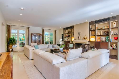 un salon avec deux canapés et une cheminée dans l'établissement Villa Hollywood Luxe, à Saint-Tropez