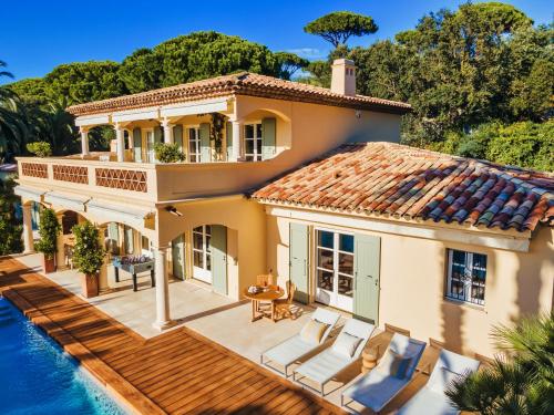 une image d'une maison avec piscine dans l'établissement Villa Hollywood Luxe, à Saint-Tropez