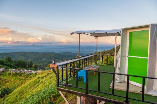 a balcony of a house with a view of the mountains at ม่อนพาฝัน in Mon Jam