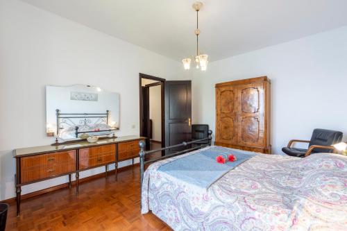 Kuchyň nebo kuchyňský kout v ubytování Lago Azzurro Infinity View - Happy Rentals