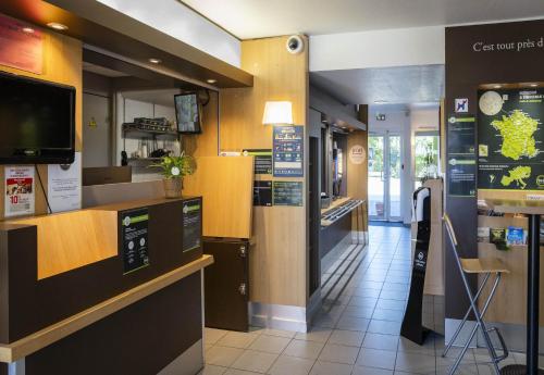 Kuchyň nebo kuchyňský kout v ubytování B&B HOTEL Avignon 1