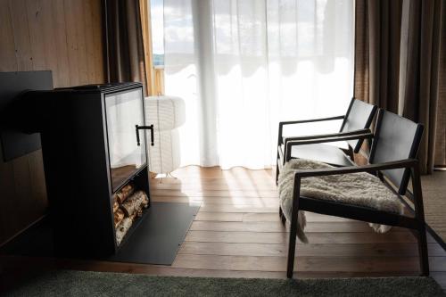 伊德勒The Riverside Mountain Lodge - 110sqm clam luxury - including bed linens, towels,的客厅配有椅子和壁炉