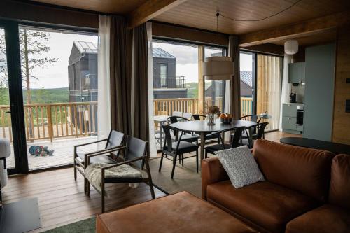 伊德勒The Riverside Mountain Lodge - 110sqm clam luxury - including bed linens, towels,的带沙发和桌子的客厅