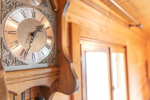 a clock on the side of a wall at Ferienhaus Frankenglueck in Egloffstein