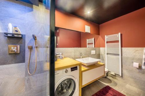 ノーヴァ・レヴァンテにあるResidence Latemarblickの洗濯機と洗面台を備えたバスルーム