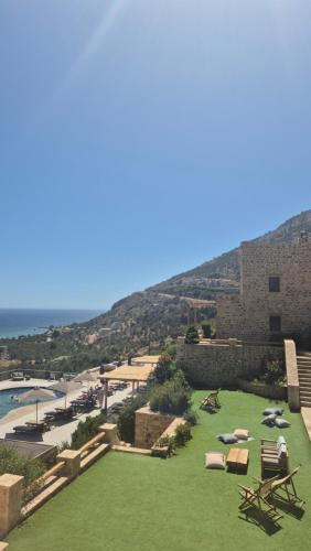 a view of a garden with a view of a beach at Brazzo di Maina in Oítilon