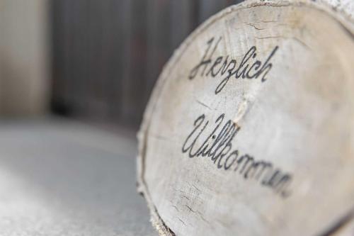 a wooden barrel with the writing on it at Ferienhaus Frankenglueck in Egloffstein