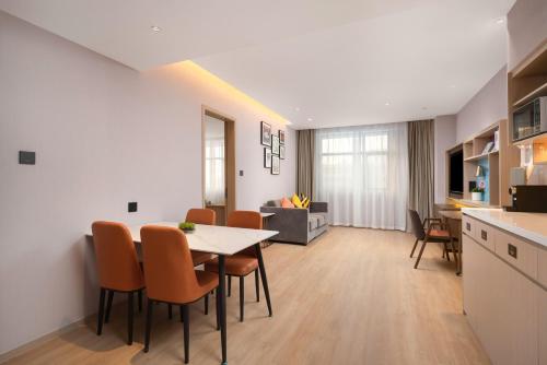 Kuchyň nebo kuchyňský kout v ubytování Home2 Suite by Hilton Dongguan Shijie