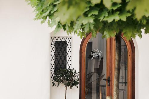 a door to a store with a window at Lieperts Cafe Dinner Rooms Boutiqe-Zimmer Südsteiermark in Leutschach