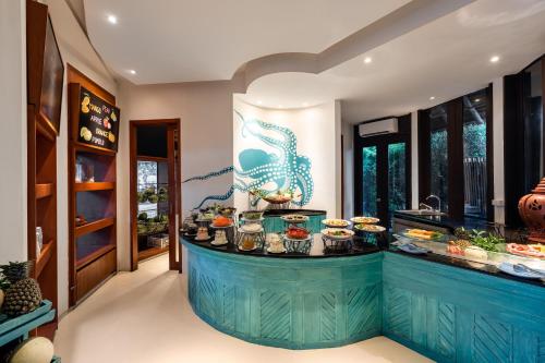 Un mostrador de comida con un buffet de comida en él. en SAii Phi Phi Island Village, en Islas Phi Phi