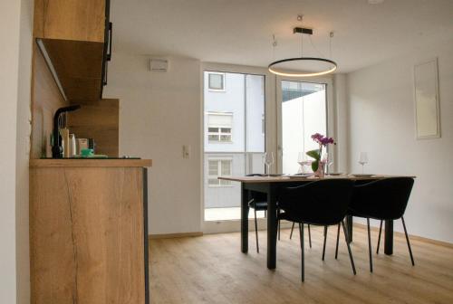 a kitchen and dining room with a table and chairs at myQuartier City Chalets in Innsbruck