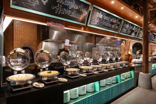 un chef en una cocina que prepara comida en un restaurante en SAii Phi Phi Island Village, en Islas Phi Phi