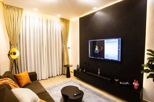 TV a/nebo společenská místnost v ubytování Andrena Smart Haven Lakeside Condo in Entebbe