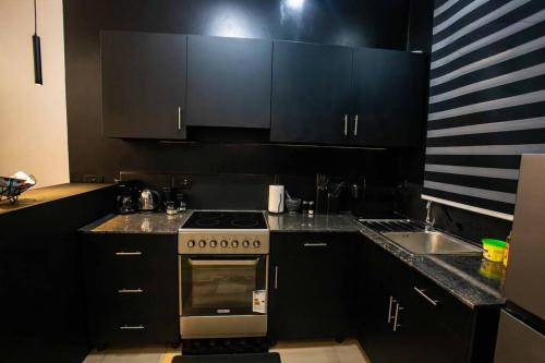 Kuchyň nebo kuchyňský kout v ubytování Andrena Smart Haven Lakeside Condo in Entebbe