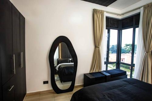 Postel nebo postele na pokoji v ubytování Andrena Smart Haven Lakeside Condo in Entebbe
