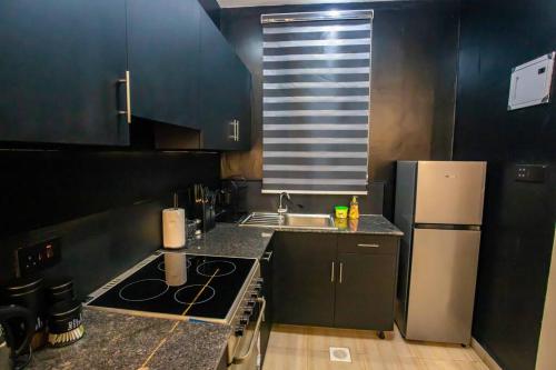 Kuchyň nebo kuchyňský kout v ubytování Andrena Smart Haven Lakeside Condo in Entebbe