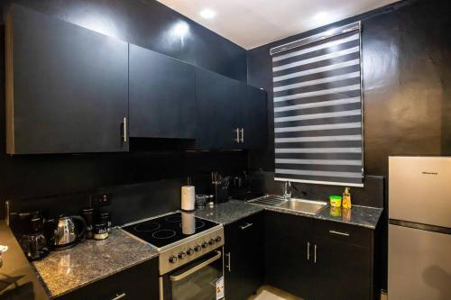 Kuchyň nebo kuchyňský kout v ubytování Andrena Smart Haven Lakeside Condo in Entebbe
