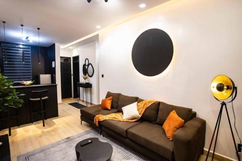 Posezení v ubytování Andrena Smart Haven Lakeside Condo in Entebbe