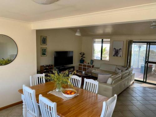 Nectar BrookSpear Creek Beach House的客厅里有一张桌子和一张沙发