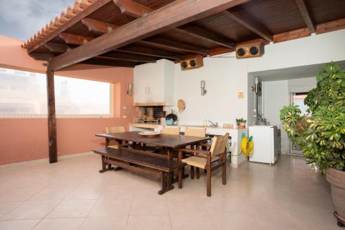 Maria's Airport Apartment, 4' metro, 10' airport, 15' beach, 40' city center