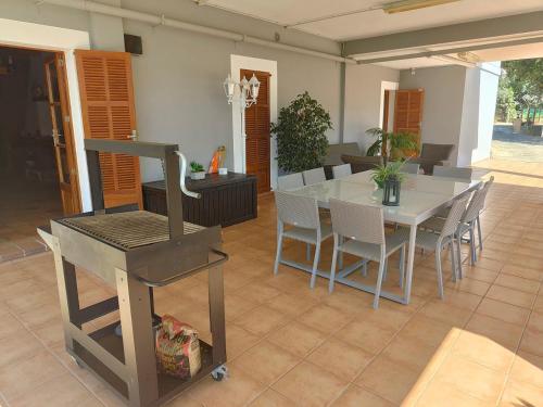 a kitchen and dining room with a table and chairs at Villa Capllonch in Banyalbufar