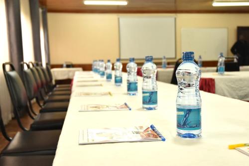 Der Geschäftsbereich oder Konferenzraum in der Unterkunft Wagon Wheel Hotel Eldoret