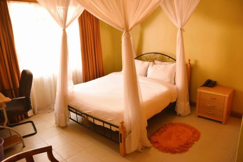 Ein Bett oder Betten in einem Zimmer der Unterkunft Wagon Wheel Hotel Eldoret