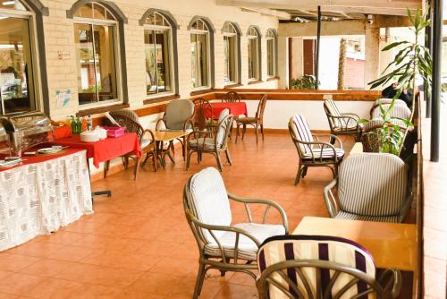Ein Restaurant oder anderes Speiselokal in der Unterkunft Wagon Wheel Hotel Eldoret 