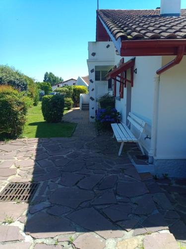 un banc assis sur le côté d'un bâtiment dans l'établissement Appartement T2 Larressore, à Larressore