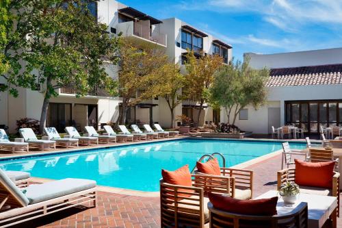 a swimming pool with lounge chairs and a hotel at Sheraton Palo Alto Hotel in Palo Alto