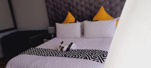 En eller flere senge i et værelse på Mikasa B&B