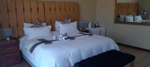 En eller flere senge i et værelse på Mikasa B&B