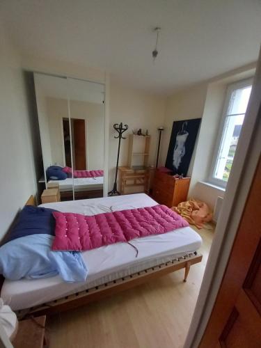 - un grand lit dans une chambre avec un grand miroir dans l'établissement Un calme près de l'eau, à Lanvéoc