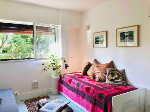 une chambre avec un lit avec une couverture rouge dans l'établissement STUDIO, 11, parc de Belleville, à Paris