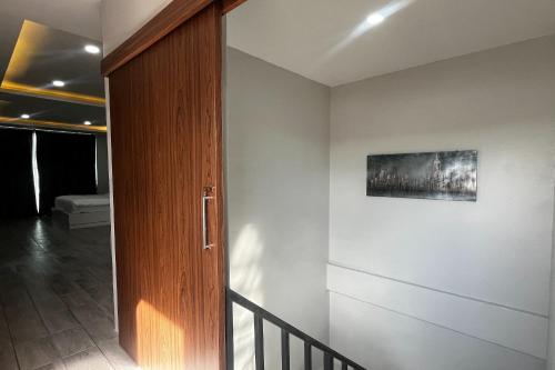 Hideaway Private Residence Near Rajjaprabha Damにあるテレビまたはエンターテインメントセンター
