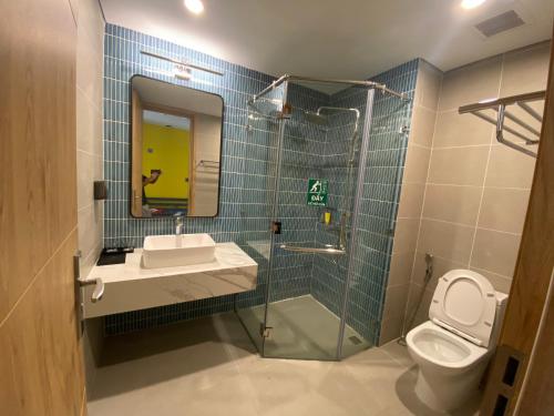 a bathroom with a sink and a shower and a toilet at Căn hộ IB1011 Tự Doanh toà 21 tầng Flamingo Hải Tiến in Thanh Hóa