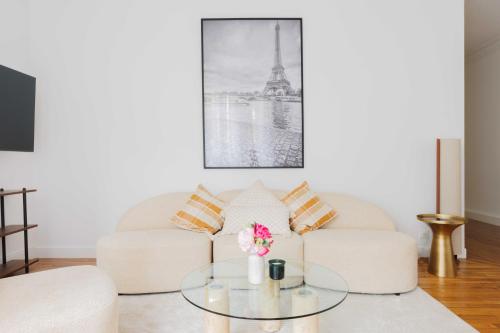 un salon avec un canapé blanc et une table basse en verre dans l'établissement Charming apartment - 2BR-4P - Beaugrenelle, à Paris