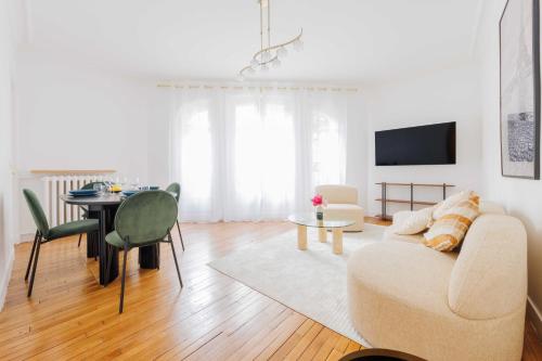 un salon avec un canapé et une table dans l'établissement Charming apartment - 2BR-4P - Beaugrenelle, à Paris