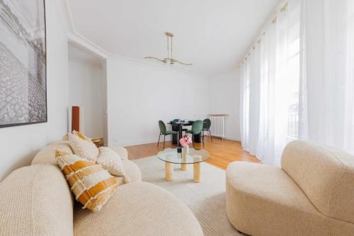 un salon avec un canapé et une table dans l'établissement Charming apartment - 2BR-4P - Beaugrenelle, à Paris